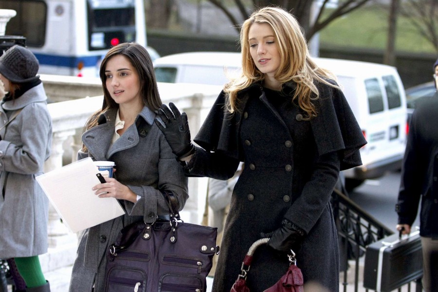 Serena et Rachel discutent de Gossip Girl