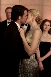 Lily et Rufus s'embrassent