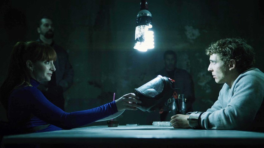 L'inspectrice Alicia Sierra (Najwa Nimri) face à son prisonnier, Rio (Miguel Herran)