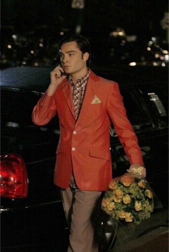 Chuck avec un bouquet de fleurs