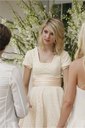 Jenny à la fête en blanc