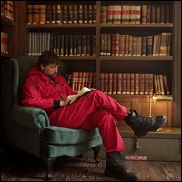 Image d'un moment lecture pour un personnage de la Casa De Papel