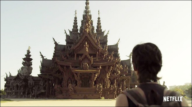 Tokyo face à un temple en Thaïlande
